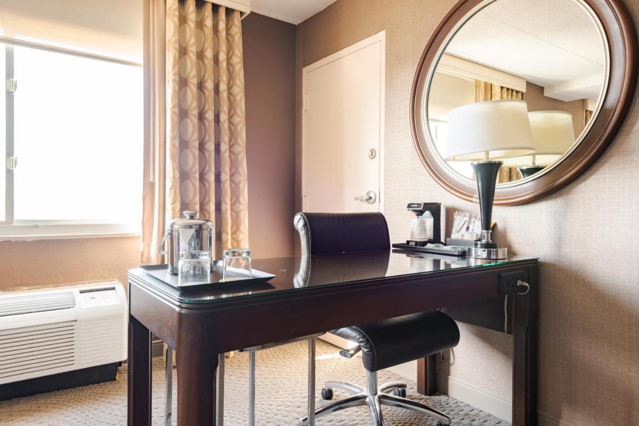 Wyndham Omaha Hotel - West Dodge Екстериор снимка
