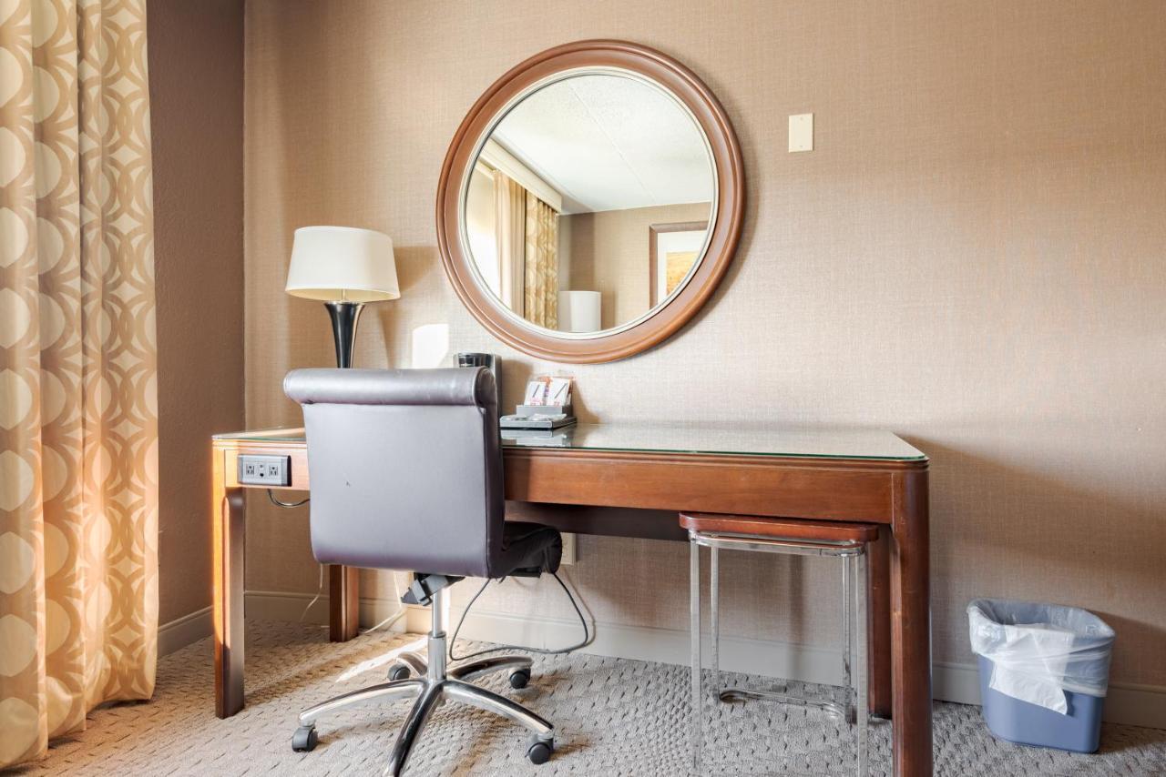 Wyndham Omaha Hotel - West Dodge Екстериор снимка